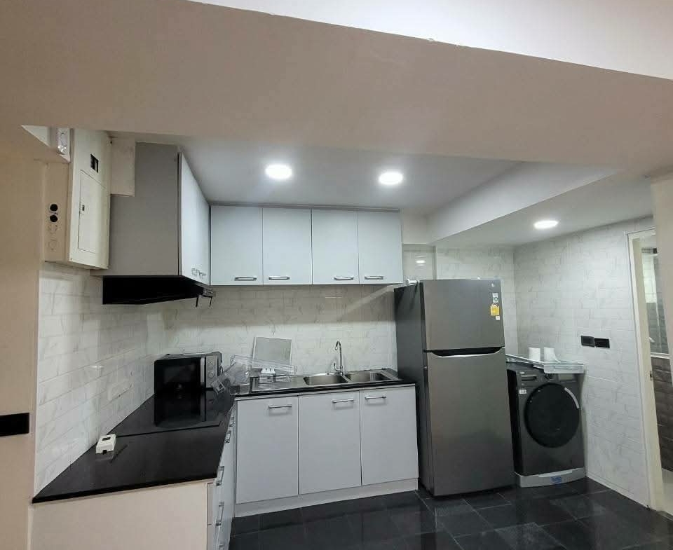 Modern 2BR condo at President Park Sukhumvit 24. 80sqm, pet-friendly, full facilities, BTS Phrom Phong. Rent ฿37K. Contact us today!
