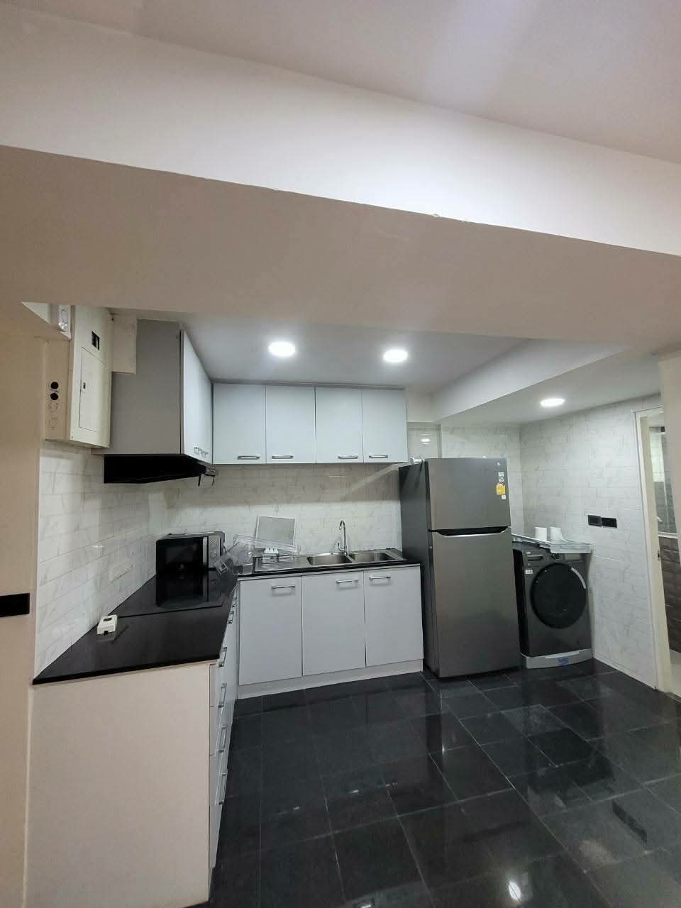 Modern 2BR condo at President Park Sukhumvit 24. 80sqm, pet-friendly, full facilities, BTS Phrom Phong. Rent ฿37K. Contact us today!