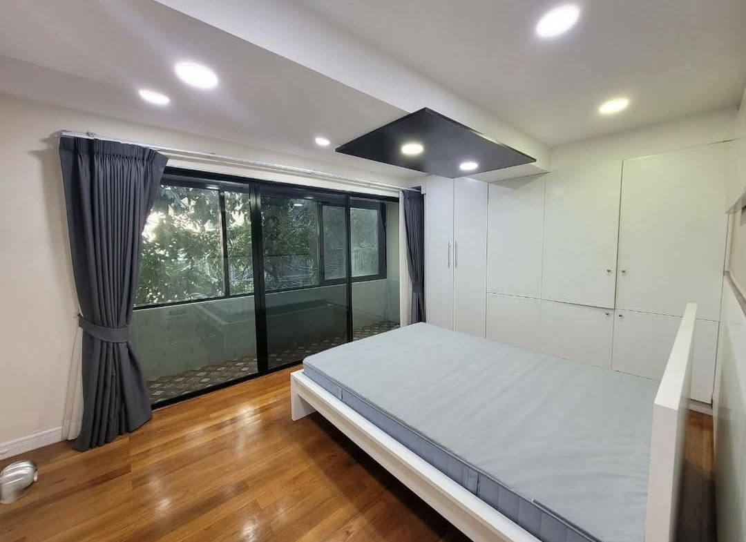 Modern 2BR condo at President Park Sukhumvit 24. 80sqm, pet-friendly, full facilities, BTS Phrom Phong. Rent ฿37K. Contact us today!