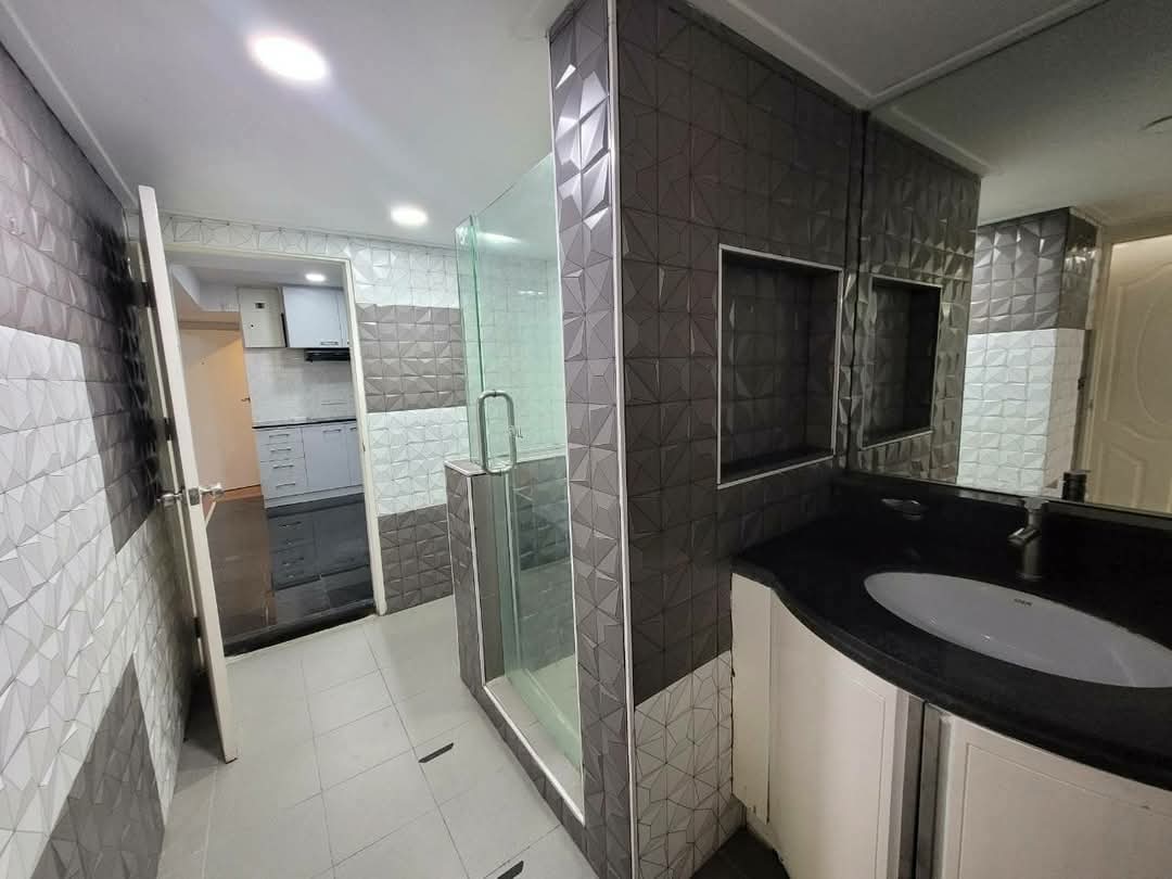 Modern 2BR condo at President Park Sukhumvit 24. 80sqm, pet-friendly, full facilities, BTS Phrom Phong. Rent ฿37K. Contact us today!