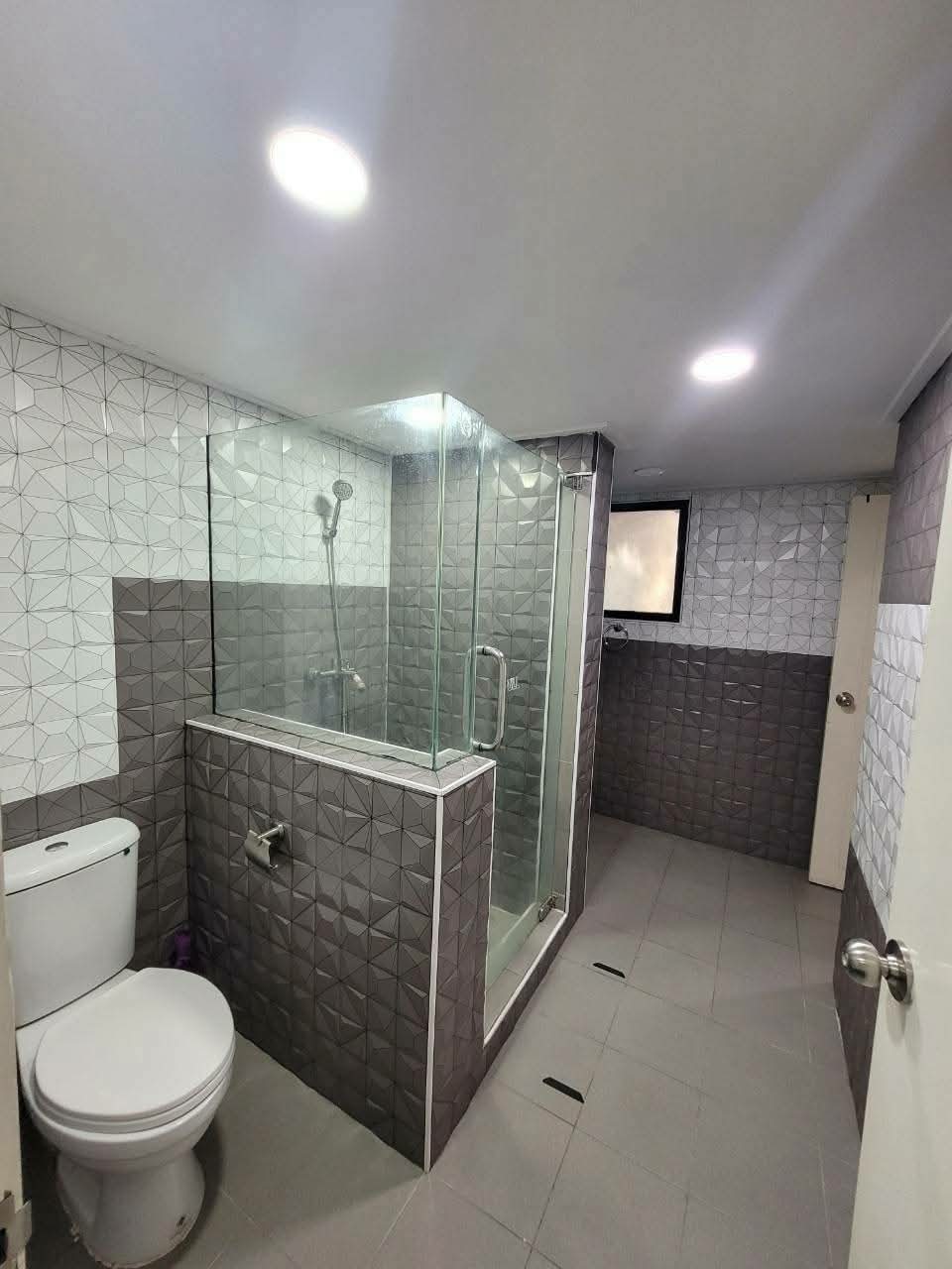 Modern 2BR condo at President Park Sukhumvit 24. 80sqm, pet-friendly, full facilities, BTS Phrom Phong. Rent ฿37K. Contact us today!