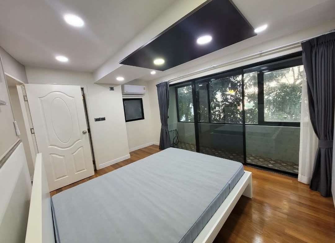 Modern 2BR condo at President Park Sukhumvit 24. 80sqm, pet-friendly, full facilities, BTS Phrom Phong. Rent ฿37K. Contact us today!