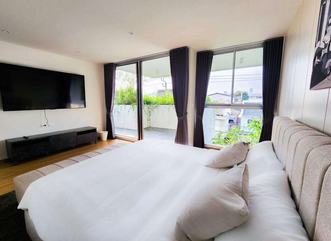 Luxury 2+1BR condo at The Reserve Sukhumvit 61. 122sqm, fully furnished, top amenities. Rent 150,000 THB/month. BTS Ekkamai nearby.