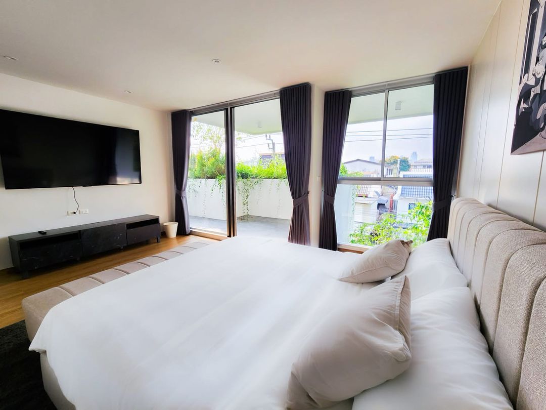 Luxury 2+1BR condo at The Reserve Sukhumvit 61. 122sqm, fully furnished, top amenities. Rent 150,000 THB/month. BTS Ekkamai nearby.