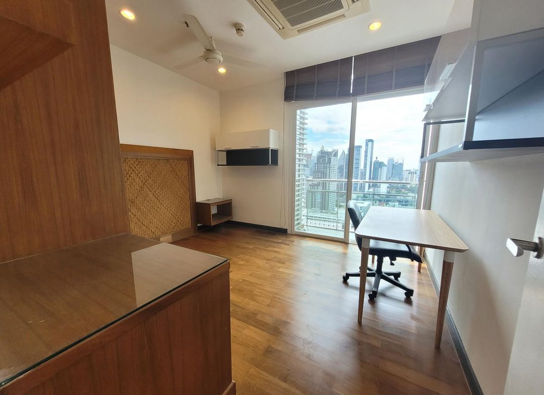 Spacious 4 Bed 4 Bath condo at The Prime 11, Sukhumvit 11. 177 sqm, high floor, fully furnished, just 5 mins from BTS Nana. Rent at 85,000 THB/month.