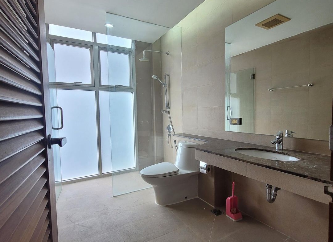 Spacious 4 Bed 4 Bath condo at The Prime 11, Sukhumvit 11. 177 sqm, high floor, fully furnished, just 5 mins from BTS Nana. Rent at 85,000 THB/month.
