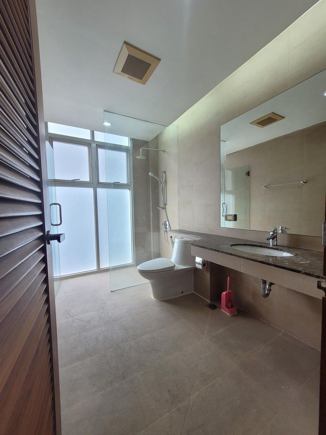 Spacious 4 Bed 4 Bath condo at The Prime 11, Sukhumvit 11. 177 sqm, high floor, fully furnished, just 5 mins from BTS Nana. Rent at 85,000 THB/month.
