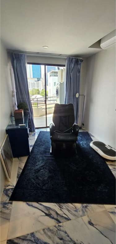 Spacious 2 bed condo at Pearl Garden, 70 sqm, fully furnished, great location in Sathon, Bangkok. Rent at THB 43K/month. Close to BTS & CBD.