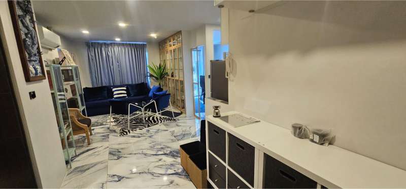Spacious 2 bed condo at Pearl Garden, 70 sqm, fully furnished, great location in Sathon, Bangkok. Rent at THB 43K/month. Close to BTS & CBD.