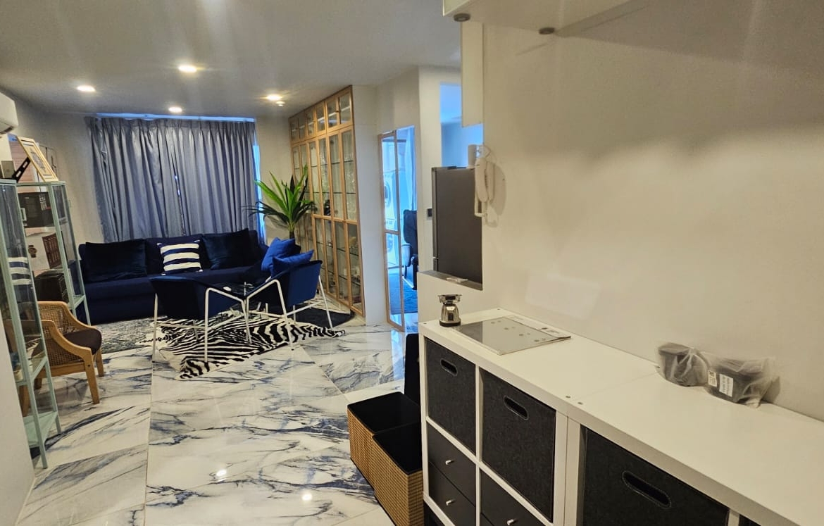 2BR 1BA 70sqm Condo for Rent 43,000 THB at Pearl Garden, Near BTS Chong Nonsi