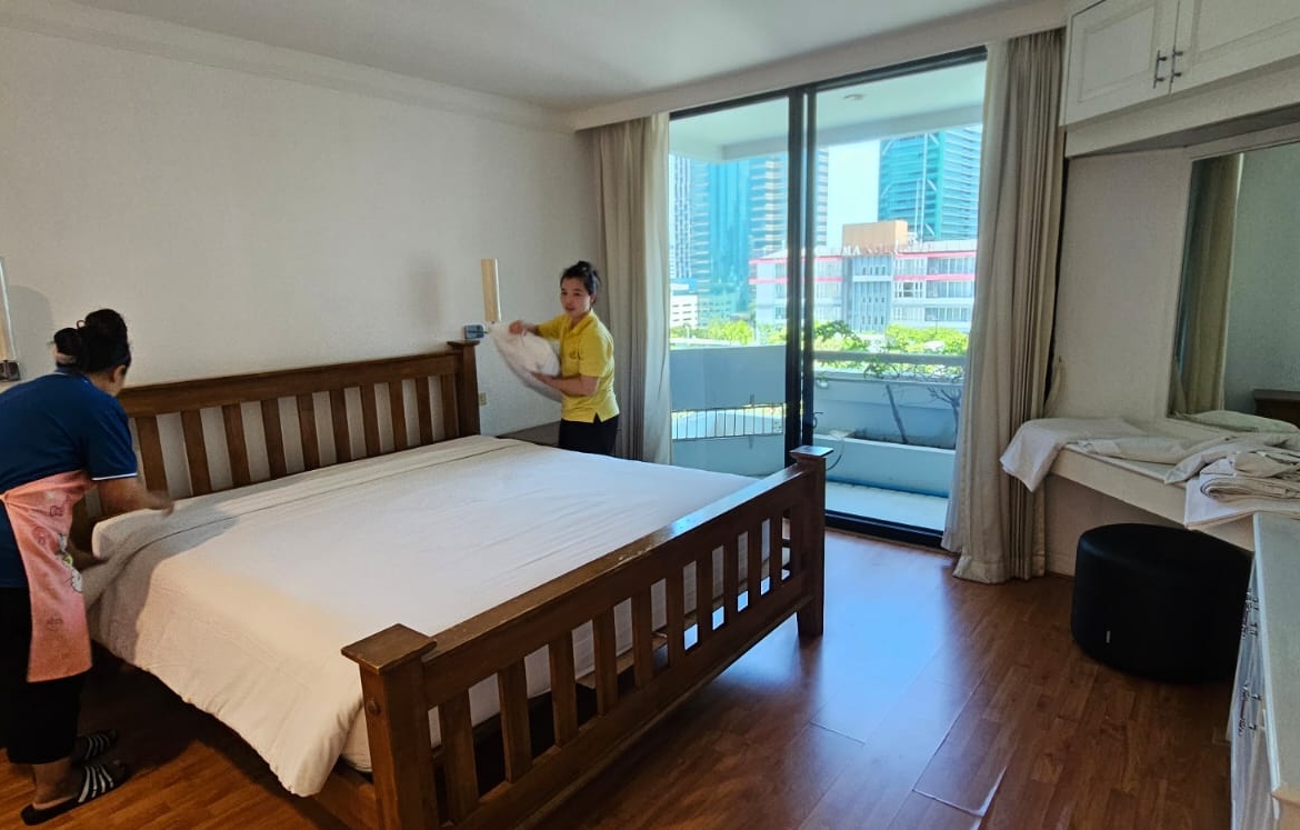 Spacious 3-bedroom, 210 sqm condo at Trinity Complex. Cat-friendly, fully furnished, in Si Lom-Sathon near BTS. Rent: THB 65,000/month.