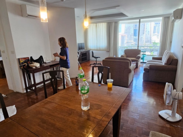 Spacious 3-bedroom, 210 sqm condo at Trinity Complex. Cat-friendly, fully furnished, in Si Lom-Sathon near BTS. Rent: THB 65,000/month.