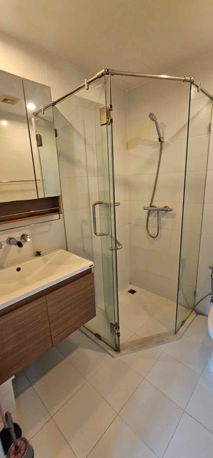 Stylish 2-bedroom, 2-bath condo at The Seed Musee Sukhumvit 26, 75sqm, fully furnished, walk to BTS Phrom Phong. Rent: THB 35,000/month.