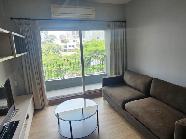 Stylish 2-bedroom, 2-bath condo at The Seed Musee Sukhumvit 26, 75sqm, fully furnished, walk to BTS Phrom Phong. Rent: THB 35,000/month.