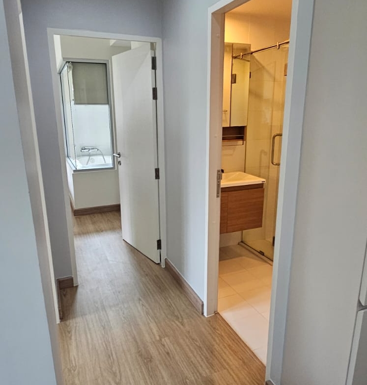 Stylish 2-bedroom, 2-bath condo at The Seed Musee Sukhumvit 26, 75sqm, fully furnished, walk to BTS Phrom Phong. Rent: THB 35,000/month.