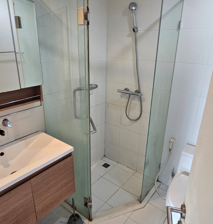 Modern 2-bedroom condo at The Seed Musee Sukhumvit 26, 75sqm, fully furnished, near BTS Phrom Phong. Rent: THB 35,000/month.
