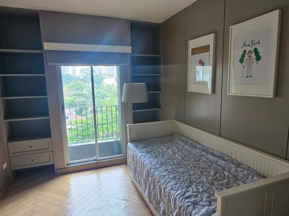 Modern 2-bedroom condo at The Seed Musee Sukhumvit 26, 75sqm, fully furnished, near BTS Phrom Phong. Rent: THB 35,000/month.