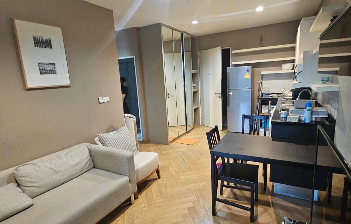 Modern 2-bedroom condo at The Seed Musee Sukhumvit 26, 75sqm, fully furnished, near BTS Phrom Phong. Rent: THB 35,000/month.