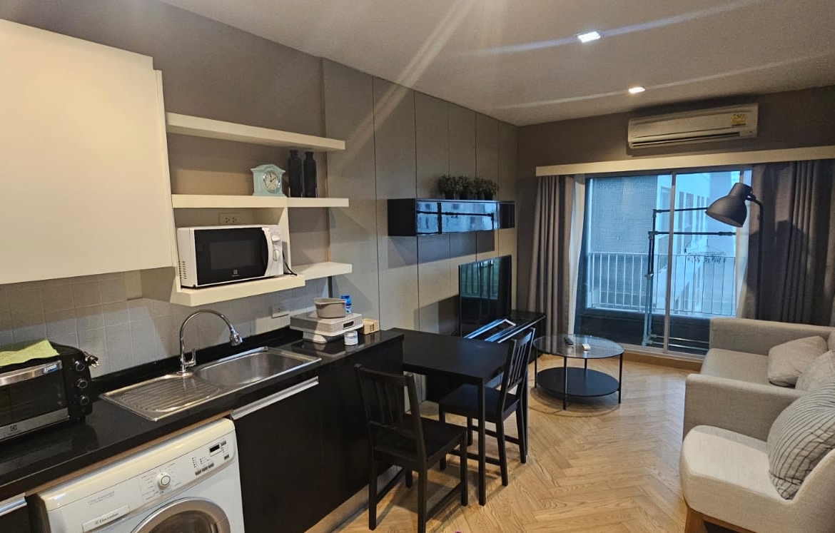 Modern 2-bedroom condo at The Seed Musee Sukhumvit 26, 75sqm, fully furnished, near BTS Phrom Phong. Rent: THB 35,000/month.
