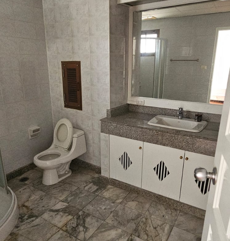5-Bed 6-Bath 420sqm Townhome for Rent at Sanguansup Mansion Near BTS Chong Nonsi – 90,000 THB/month