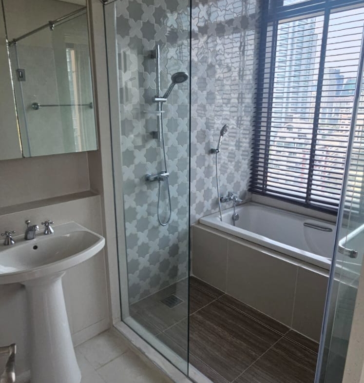Pet-friendly 2-bedroom condo at Aguston Sukhumvit 22, 80 sqm, luxury amenities, shuttle to BTS, rent only THB 47,000/month. Schedule a viewing today.