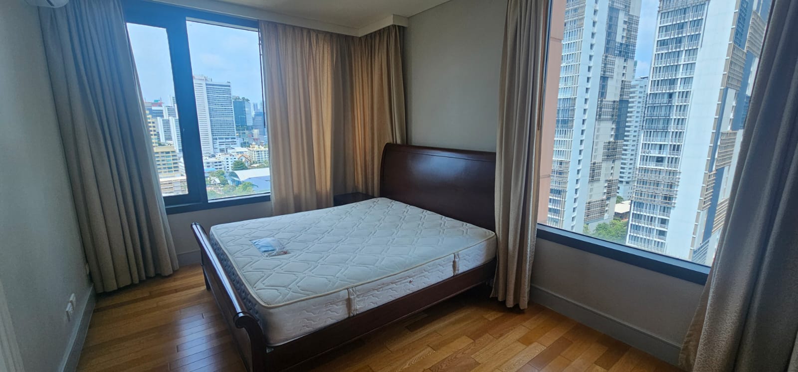 Pet-friendly 2-bedroom condo at Aguston Sukhumvit 22, 80 sqm, luxury amenities, shuttle to BTS, rent only THB 47,000/month. Schedule a viewing today.
