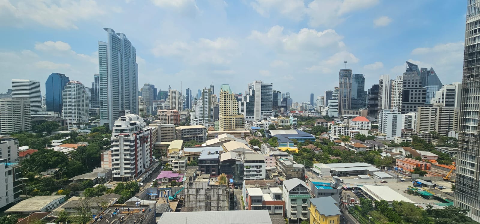 Pet-friendly 2-bedroom condo at Aguston Sukhumvit 22, 80 sqm, luxury amenities, shuttle to BTS, rent only THB 47,000/month. Schedule a viewing today.