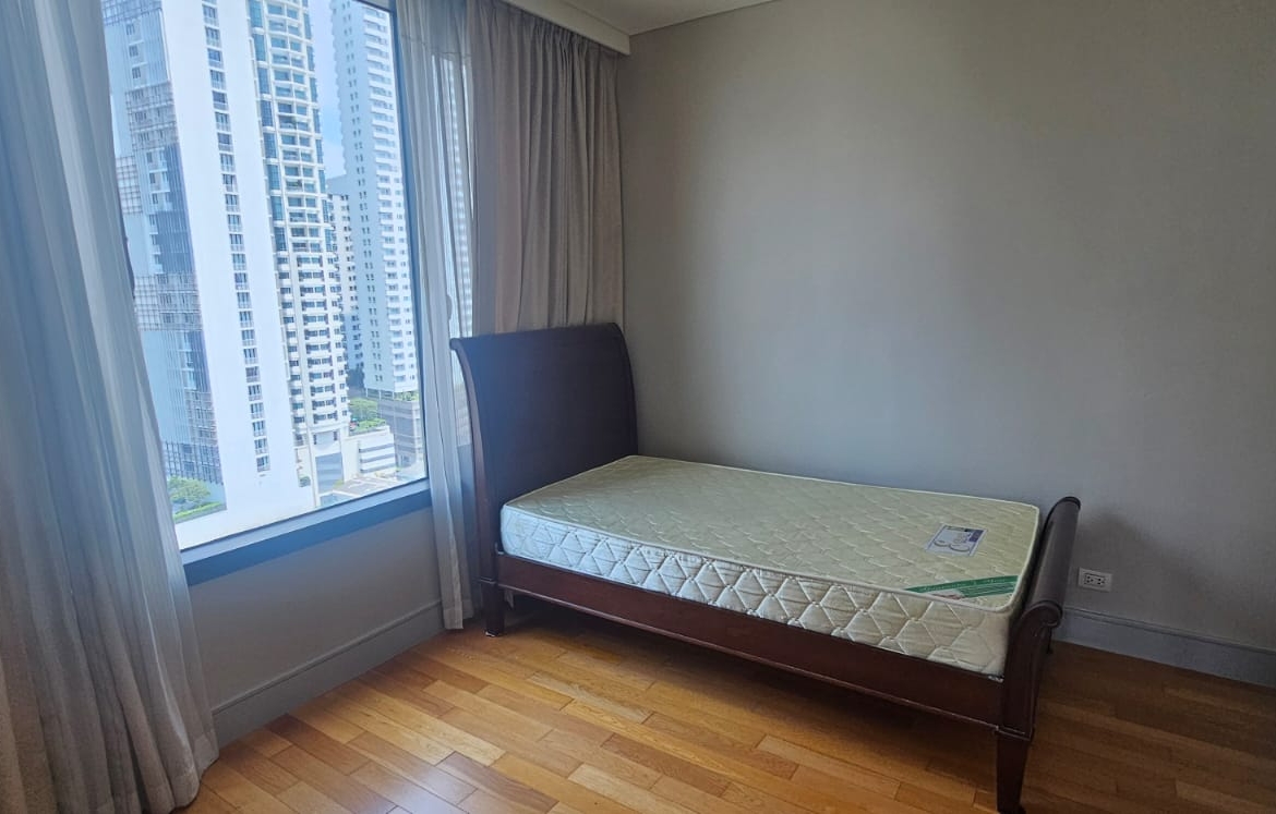 Pet-friendly 2-bedroom condo at Aguston Sukhumvit 22, 80 sqm, luxury amenities, shuttle to BTS, rent only THB 47,000/month. Schedule a viewing today.
