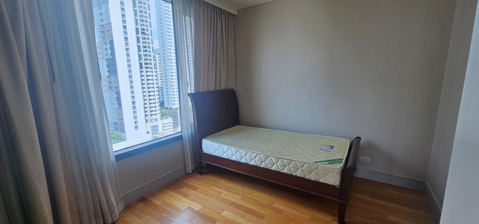 Pet-friendly 2-bedroom condo at Aguston Sukhumvit 22, 80 sqm, luxury amenities, shuttle to BTS, rent only THB 47,000/month. Schedule a viewing today.