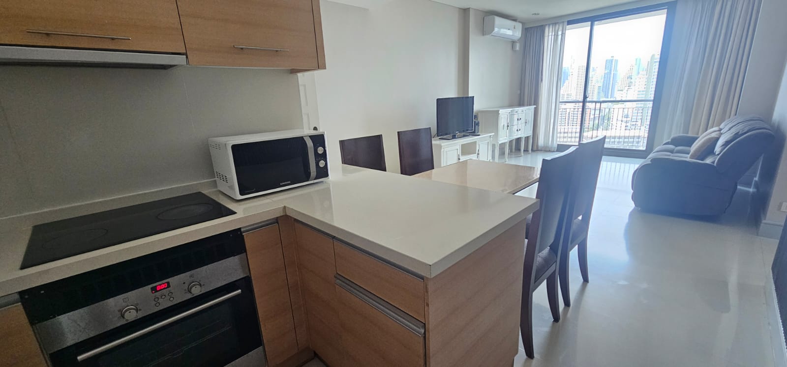 Pet-friendly 2-bedroom condo at Aguston Sukhumvit 22, 80 sqm, luxury amenities, shuttle to BTS, rent only THB 47,000/month. Schedule a viewing today.