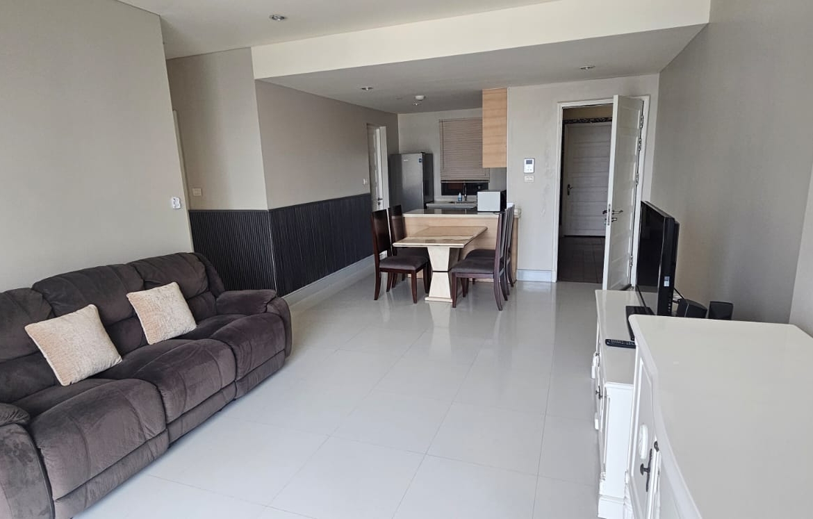 Pet-friendly 2-bedroom condo at Aguston Sukhumvit 22, 80 sqm, luxury amenities, shuttle to BTS, rent only THB 47,000/month. Schedule a viewing today.