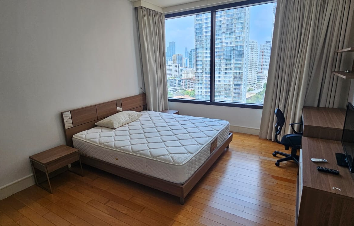Spacious 2-bedroom condo at Aguston Sukhumvit 22. Pet-friendly, 80 sqm, full amenities, rent at THB 45,000/month. Minutes to BTS Phrom Phong.