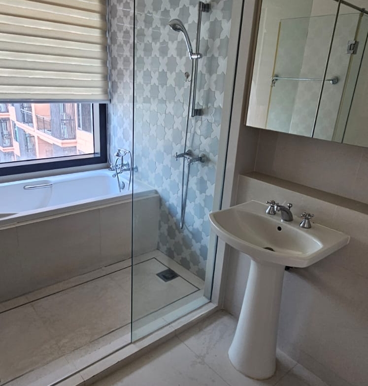 Spacious 2-bedroom condo at Aguston Sukhumvit 22. Pet-friendly, 80 sqm, full amenities, rent at THB 45,000/month. Minutes to BTS Phrom Phong.