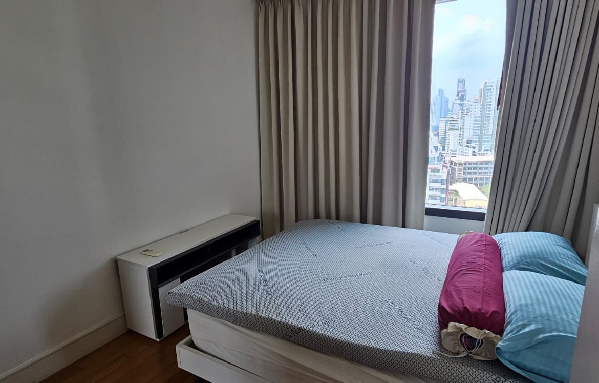 Spacious 2-bedroom condo at Aguston Sukhumvit 22. Pet-friendly, 80 sqm, full amenities, rent at THB 45,000/month. Minutes to BTS Phrom Phong.