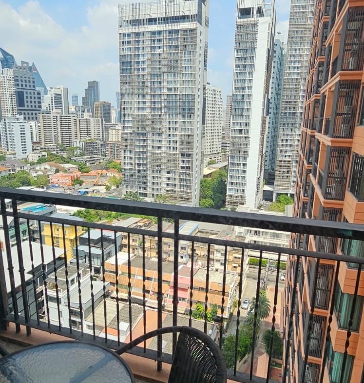 Spacious 2-bedroom condo at Aguston Sukhumvit 22. Pet-friendly, 80 sqm, full amenities, rent at THB 45,000/month. Minutes to BTS Phrom Phong.
