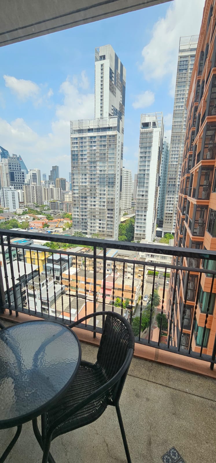 Spacious 2-bedroom condo at Aguston Sukhumvit 22. Pet-friendly, 80 sqm, full amenities, rent at THB 45,000/month. Minutes to BTS Phrom Phong.