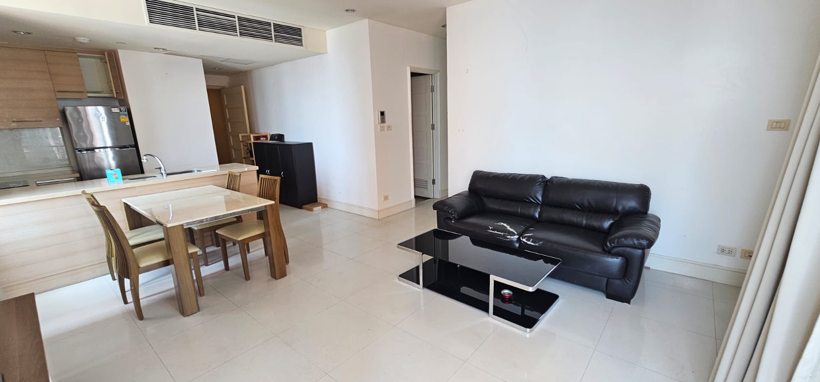 Spacious 2-bedroom condo at Aguston Sukhumvit 22. Pet-friendly, 80 sqm, full amenities, rent at THB 45,000/month. Minutes to BTS Phrom Phong.