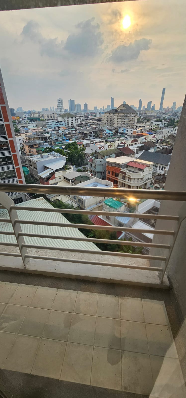 2-Bedroom, 2-Bathroom Condo, 100 sqm for Rent at Bangkok Gardens – ฿35,000/month – Near BTS Chong Nonsi
