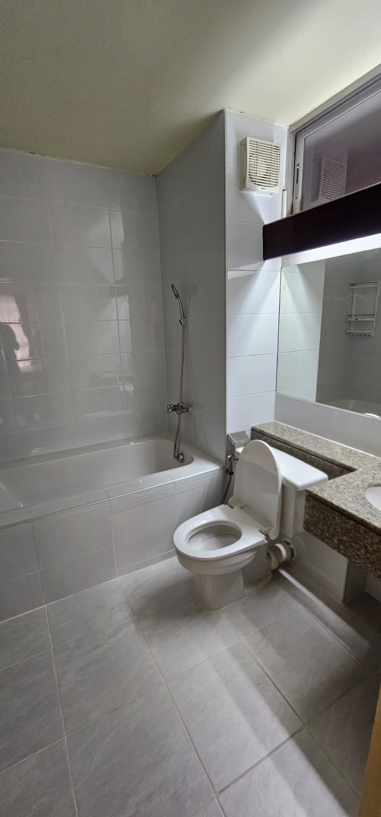 2-Bedroom, 2-Bathroom Condo, 100 sqm for Rent at Bangkok Gardens – ฿35,000/month – Near BTS Chong Nonsi