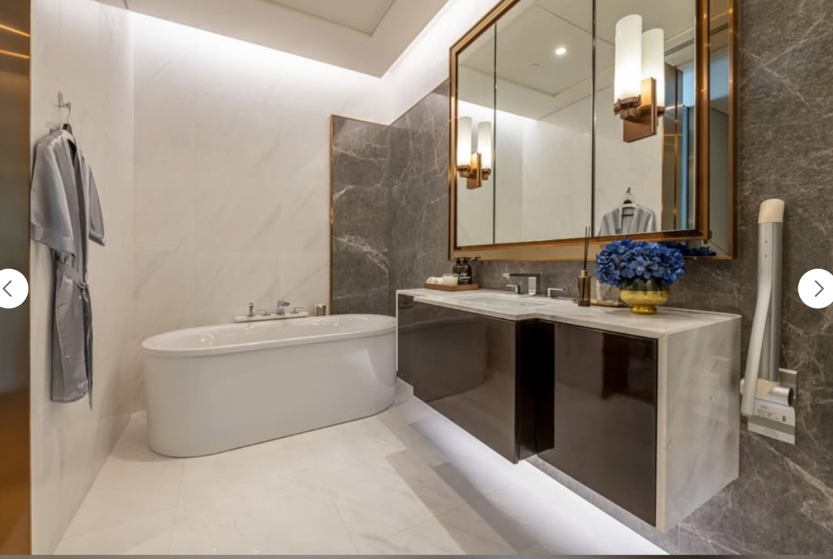 1-Bed 1-Bath 87 sqm Condo at SINDHORN TONSON – THB 140K/Month – Near BTS Chit Lom & MRT Silom – Ultra-Luxury with Lumpini Park Views