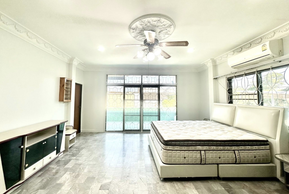 7-Bed 5-Bath 900 sqm House for Rent 90K THB at Borommaratchachonnani, Near BTS Bang Wa