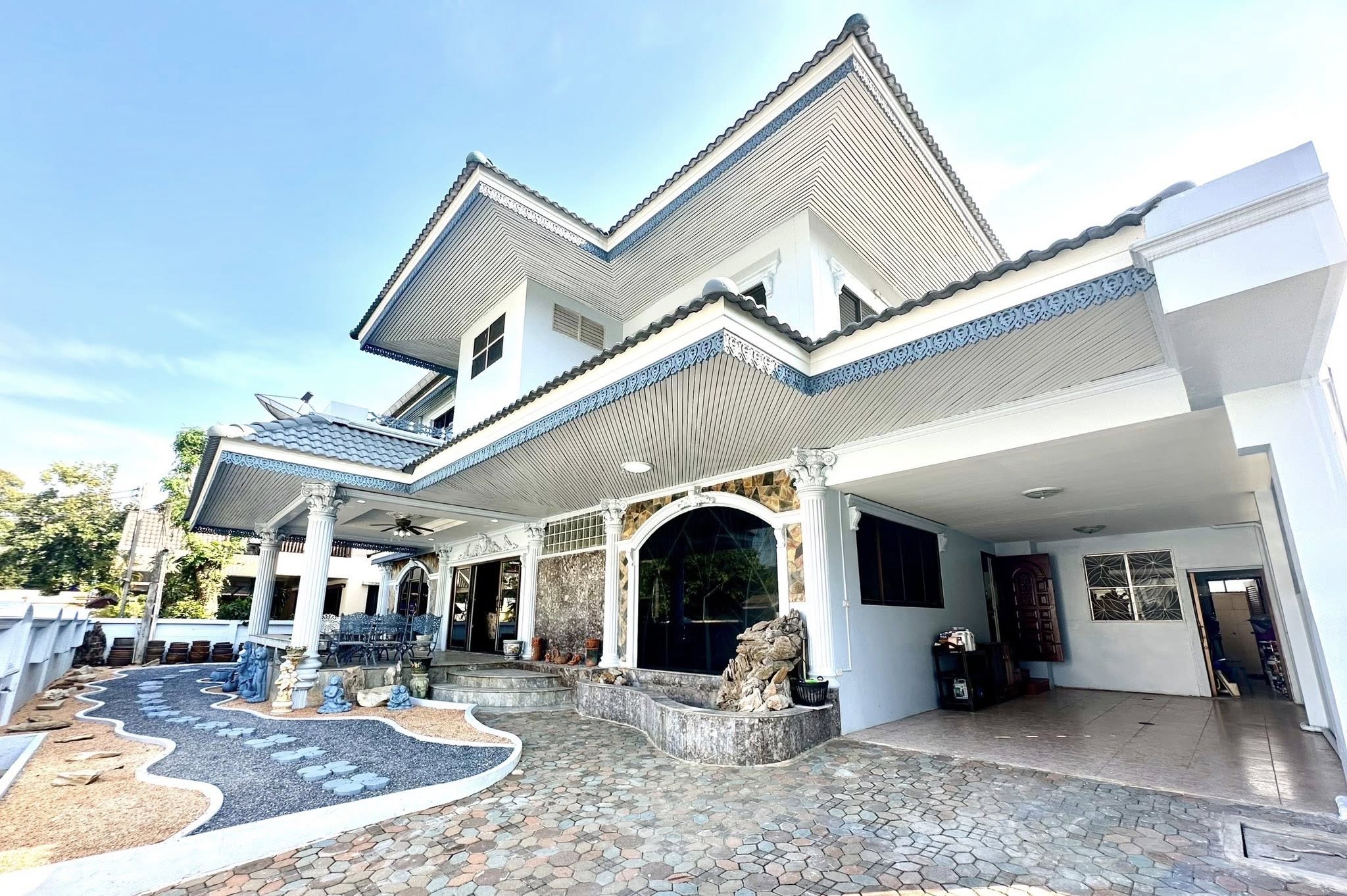 7-Bed 5-Bath 900 sqm House for Rent 90K THB at Borommaratchachonnani, Near BTS Bang Wa