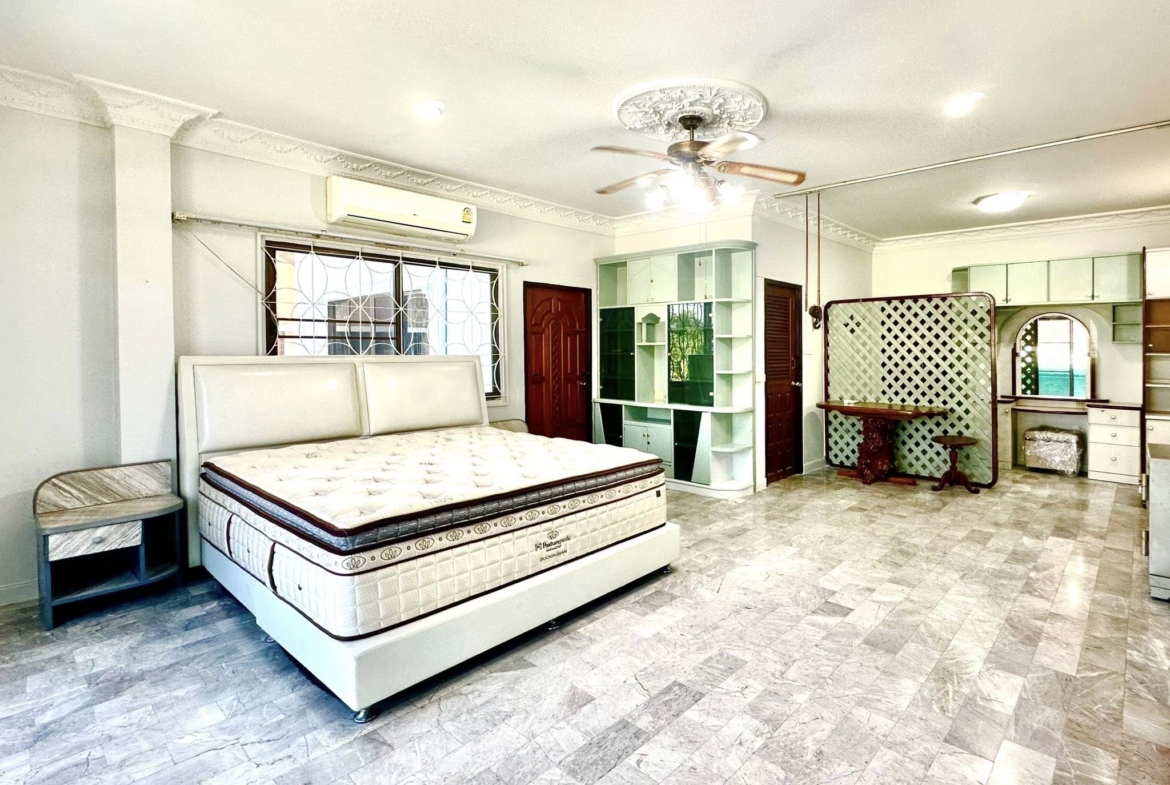 7-Bed 5-Bath 900 sqm House for Rent 90K THB at Borommaratchachonnani, Near BTS Bang Wa