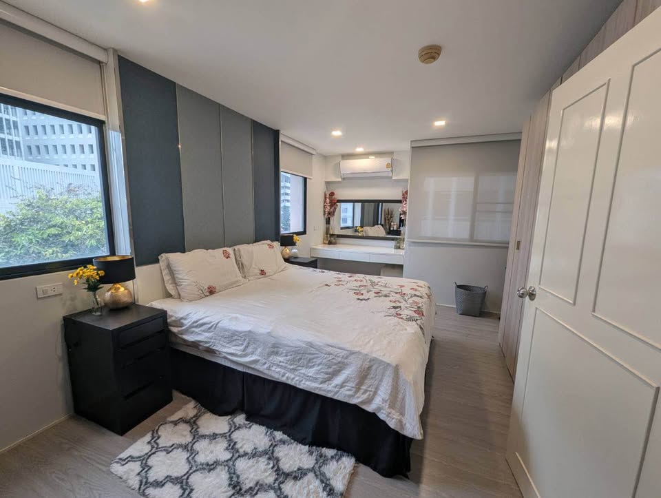 2-Bed 2-Bath 98 sqm Condo at Somkid Place Near BTS Chidlom for Rent 40,000 THB