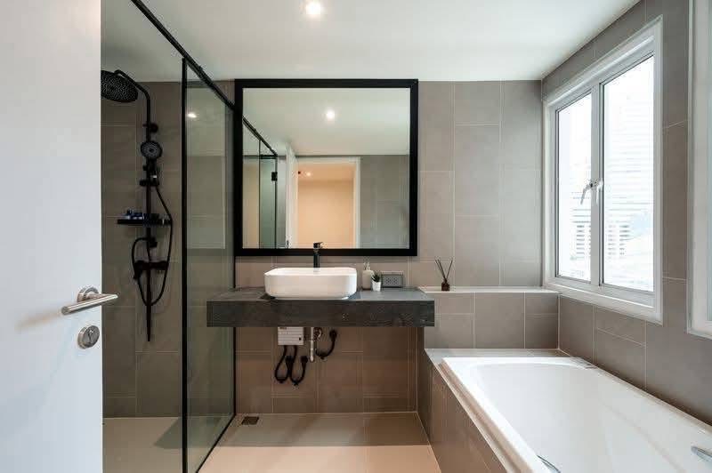 3-Bed 3-Bath Condo 117 sqm at LE NICE EKKAMAI Near BTS Ekkamai for Sale 13.9M THB
