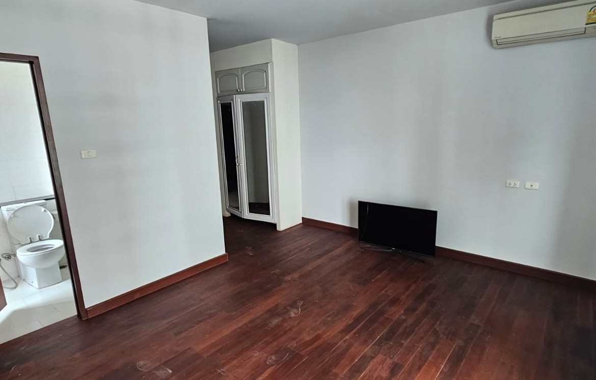 1-Bed 1-Bath 59 sqm Sukhumvit City Resort Condo near BTS Nana for Rent 29K THB