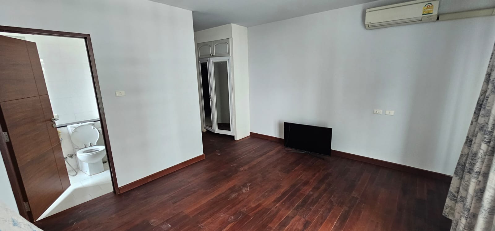 1-Bed 1-Bath 59 sqm Sukhumvit City Resort Condo near BTS Nana for Rent 29K THB
