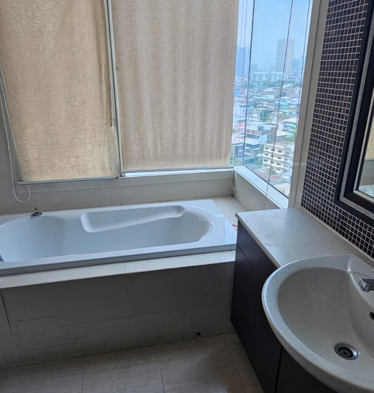 3-Bed 3-Bath 145 sqm Condo for Rent at Watermark near Krung Thonburi BTS - 55,000 THB/month