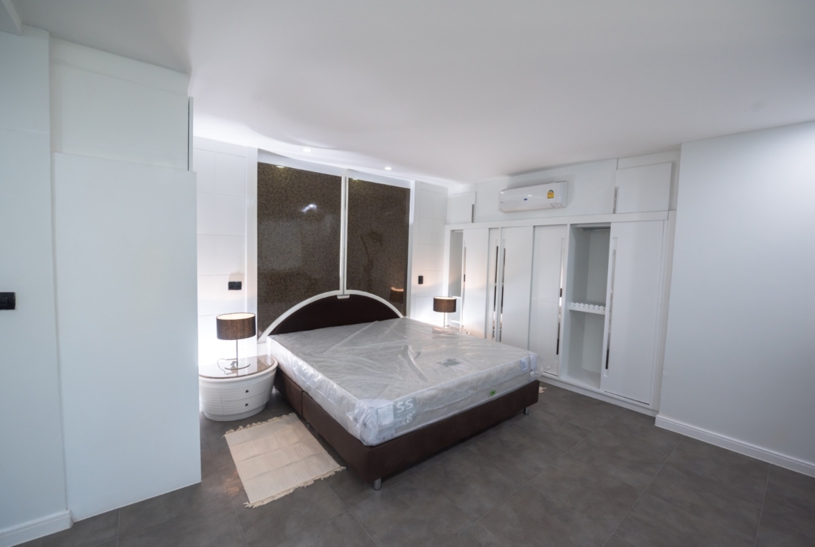 3-Bed 3-Bath 225 sqm Condo at President Park Sukhumvit 24 Phrom Phong BTS for Rent 70K or Sale 19M
