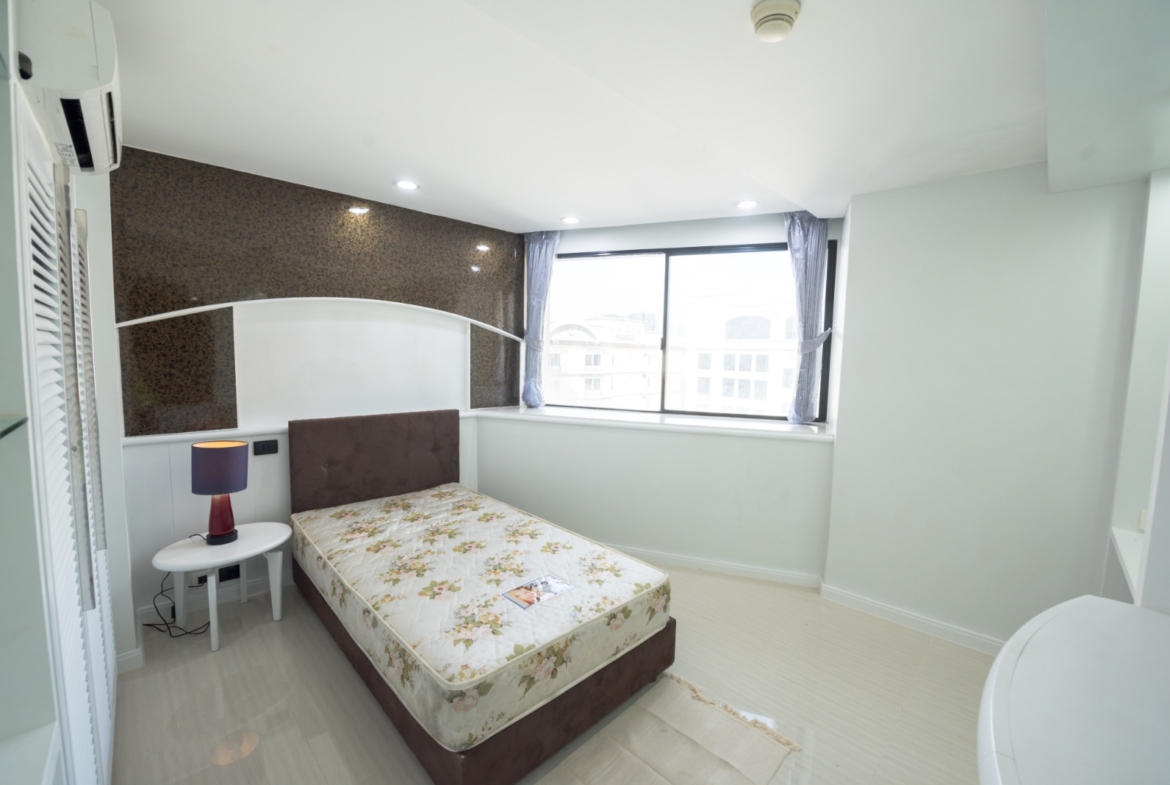 3-Bed 3-Bath 225 sqm Condo at President Park Sukhumvit 24 Phrom Phong BTS for Rent 70K or Sale 19M